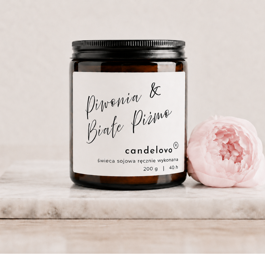 Świeca sojowa Piwonia & Białe Piżmo Candelovo w brązowym szkle z czarnym wieczkiem, 200 g, na marmurowej podstawce