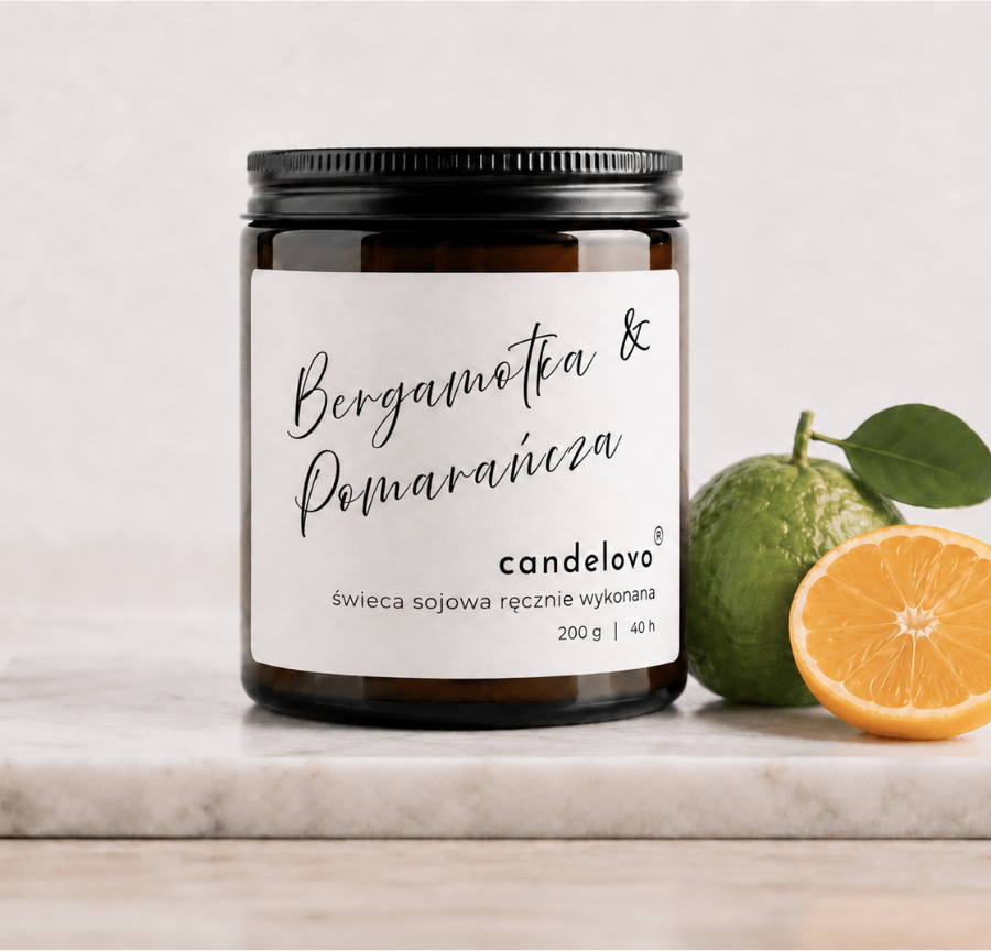 Świeca sojowa Bergamotka & Pomarańcza Candelovo w brązowym szkle z czarnym wieczkiem, 200 g, na marmurowej podstawce