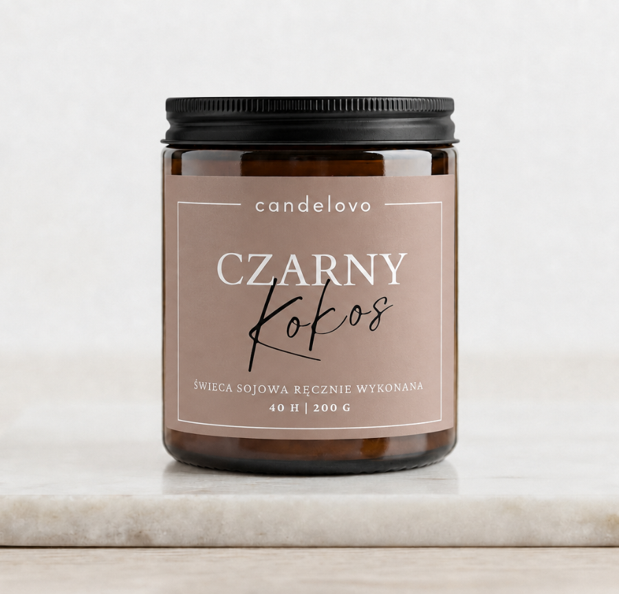 Świeca sojowa Czarny Kokos Candelovo w brązowym szkle z czarnym wieczkiem, 200 g, na marmurowej podstawce