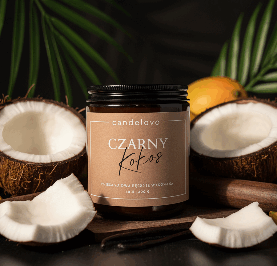 Świeca sojowa Czarny Kokos Candelovo w szklanym słoiczku, otoczona egzotycznymi owocami i kawałkami kokosa
