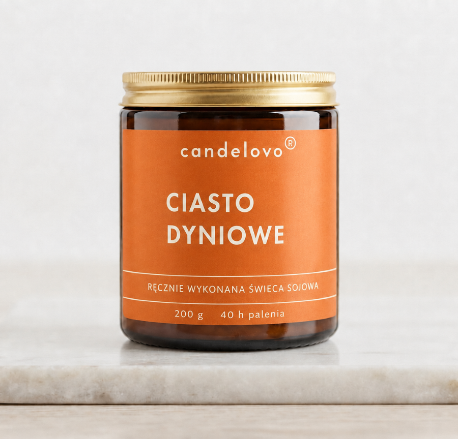 Świeca sojowa Ciasto Dyniowe Candelovo w brązowym szkle ze złotym wieczkiem i pomarańczową etykietą, 200 g, na marmurowej podstawce