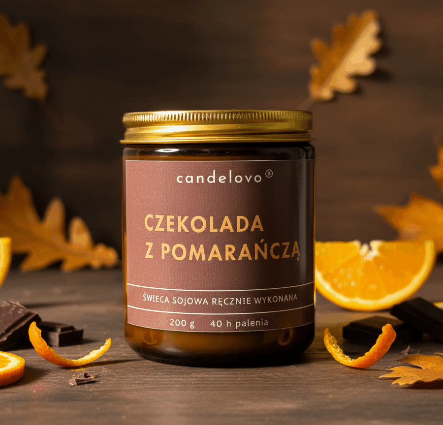 Świeca sojowa Czekolada z Pomarańczą w szklanym słoiczku – ręcznie robiona przez Candelovo, jesienna aranżacja z pomarańczą i czekoladą