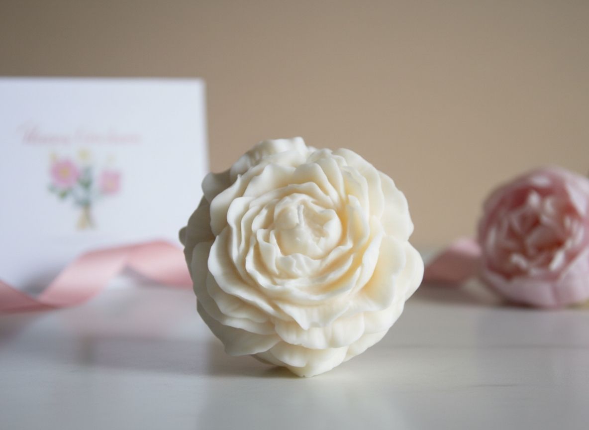 Świeca dekoracyjna Candelovo w kształcie piwonii z naturalnego wosku sojowego