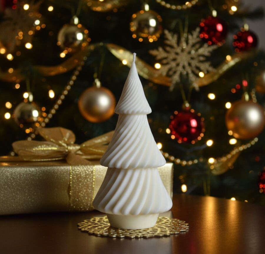 Elegancka świeca dekoracyjna w kształcie spiralnej choinki. Ręcznie wykonana, idealna do świątecznych aranżacji i prezentów. Candelovo.