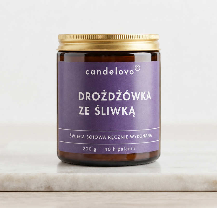 Świeca sojowa Drożdżówka ze Śliwką Candelovo w brązowym szkle z czarnym wieczkiem, 200 g, na marmurowej podstawce