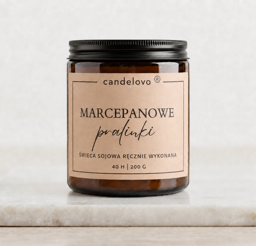 Świeca sojowa Marcepanowe Pralinki Candelovo w brązowym szkle z czarnym wieczkiem, 200 g, na marmurowej podstawce