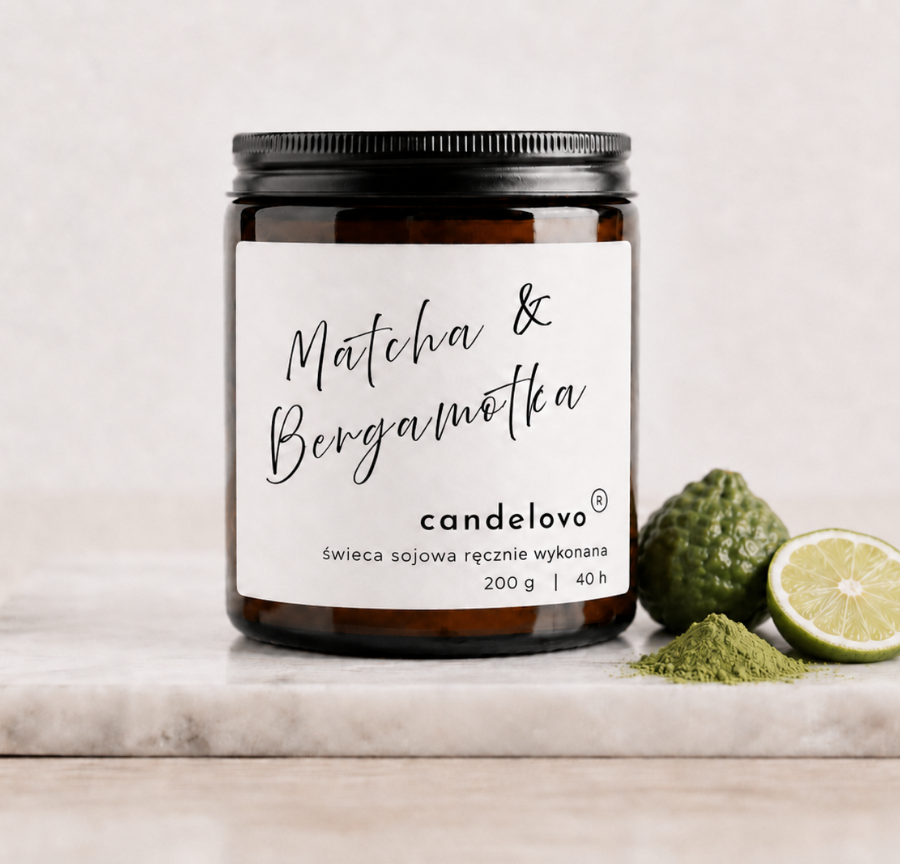 Świeca sojowa Matcha & Bergamotka Candelovo w brązowym szkle z czarnym wieczkiem, 200 g, na marmurowej podstawce